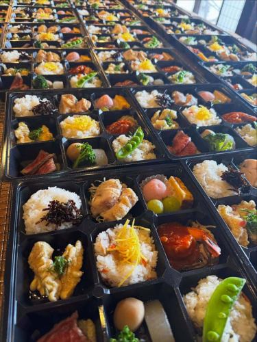 【Instagram投稿文】
3月のお弁当・オードブルのご紹介です🌸
3月下旬から、たくさんのご注文をいただき、
心を込めてお作りさせていただきました。
歓送迎会、お花見、部活動のお弁当、
ご家族でのお集まり用オードブルなど、
さまざまなシーンでご利用いただき
本当にありがとうございました🙇♂️
バタバタしてしまい、
今頃のまとめ投稿となってしまいましたが、
3月のお料理を一気にご紹介させていただきます✨
春らしい彩りを意識しながら、
ボリュームも満足していただけるよう
一つひとつ丁寧に仕上げました。
ご予算やご用途に合わせた
お弁当・オードブルのご相談も承っております。
歓送迎会、会議、ロケ弁、部活動、
ご家族のお集まりなど、
お気軽にお問い合わせください😊
#三月九日青春食堂
#佐久市
#佐久市グルメ
#お弁当
#オードブル
#テイクアウト
#歓送迎会
#お花見弁当
#ロケ弁
#部活弁当
#会議弁当
#仕出し弁当
#春のお弁当
#お持ち帰り
#お惣菜
#古民家食堂