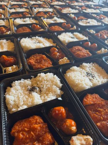 【Instagram投稿文】
3月のお弁当・オードブルのご紹介です🌸
3月下旬から、たくさんのご注文をいただき、
心を込めてお作りさせていただきました。
歓送迎会、お花見、部活動のお弁当、
ご家族でのお集まり用オードブルなど、
さまざまなシーンでご利用いただき
本当にありがとうございました🙇♂️
バタバタしてしまい、
今頃のまとめ投稿となってしまいましたが、
3月のお料理を一気にご紹介させていただきます✨
春らしい彩りを意識しながら、
ボリュームも満足していただけるよう
一つひとつ丁寧に仕上げました。
ご予算やご用途に合わせた
お弁当・オードブルのご相談も承っております。
歓送迎会、会議、ロケ弁、部活動、
ご家族のお集まりなど、
お気軽にお問い合わせください😊
#三月九日青春食堂
#佐久市
#佐久市グルメ
#お弁当
#オードブル
#テイクアウト
#歓送迎会
#お花見弁当
#ロケ弁
#部活弁当
#会議弁当
#仕出し弁当
#春のお弁当
#お持ち帰り
#お惣菜
#古民家食堂