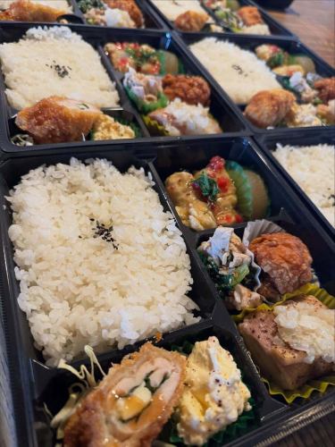 【Instagram投稿文】
3月のお弁当・オードブルのご紹介です🌸
3月下旬から、たくさんのご注文をいただき、
心を込めてお作りさせていただきました。
歓送迎会、お花見、部活動のお弁当、
ご家族でのお集まり用オードブルなど、
さまざまなシーンでご利用いただき
本当にありがとうございました🙇♂️
バタバタしてしまい、
今頃のまとめ投稿となってしまいましたが、
3月のお料理を一気にご紹介させていただきます✨
春らしい彩りを意識しながら、
ボリュームも満足していただけるよう
一つひとつ丁寧に仕上げました。
ご予算やご用途に合わせた
お弁当・オードブルのご相談も承っております。
歓送迎会、会議、ロケ弁、部活動、
ご家族のお集まりなど、
お気軽にお問い合わせください😊
#三月九日青春食堂
#佐久市
#佐久市グルメ
#お弁当
#オードブル
#テイクアウト
#歓送迎会
#お花見弁当
#ロケ弁
#部活弁当
#会議弁当
#仕出し弁当
#春のお弁当
#お持ち帰り
#お惣菜
#古民家食堂