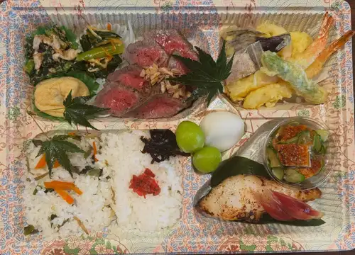 🍱✨ Today, I've prepared a slightly more luxurious bento box than usual.✨

This special bento box is lovingly prepared, with each dish carefully chosen, for your important gathering.

🥩 Homemade roast beef
🐟 Grilled black cod marinated in sake lees
🍤 Tempura of shrimp and summer vegetables
🥒 Uzaku
🍚 Mixed rice / White rice
🍇 Shine Muscat Mini Daifuku

We incorporated seasonal ingredients and paid close attention to the balance of colors and flavors.

"A bento box that will bring a smile to your face the moment you open it.""

With that in mind, we carefully create each and every piece 😊

We also offer bento boxes tailored to your budget and purpose, so please feel free to contact us.

Thank you very much for your order. 🙇‍♂️

#YouthDiner #Catering #SakuCity #HomemadeBento #JapaneseFood