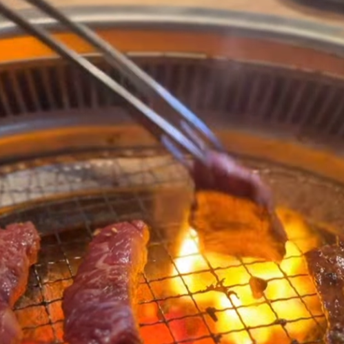 【炭火焼きで味わう至高の焼肉体験】