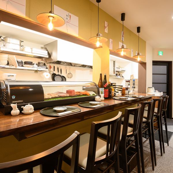 [Counter seats] We have 8 counter seats that are easy to use even for one person.You can enjoy talking with the owner, or you can relax and enjoy drinks and food.Of course, we are also looking forward to your visit if you are not alone.