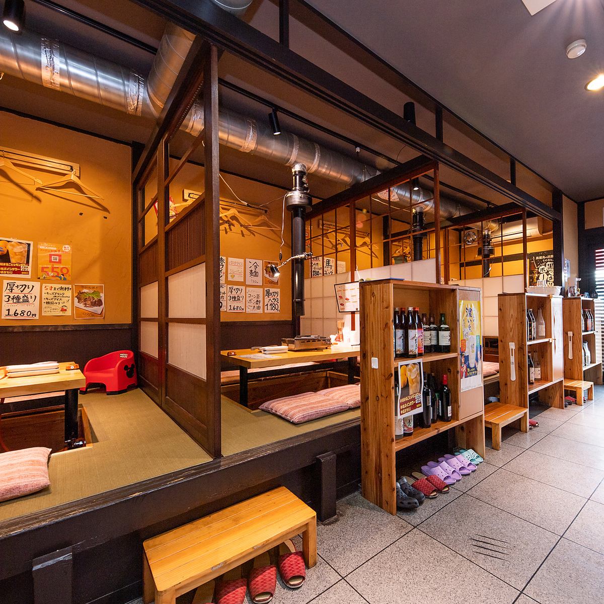 Complete with horigotatsu tatami mats! Chairs and tableware for children are also available!