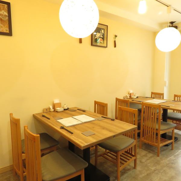 [Table seats] The round table lighting on the table makes the table seats soothing and warm in the store.You can reserve a table for 2 to 6 people together, of course, you can also reserve more than 6 people! Please feel free to contact us ◎