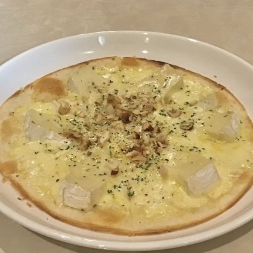 小岩井バターソースのカマンベールピザ