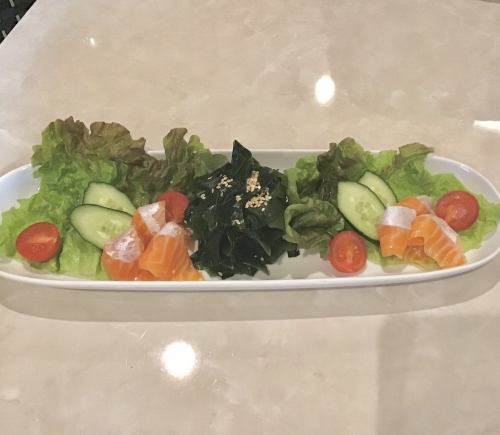 三陸産わかめとサーモンのサラダ
