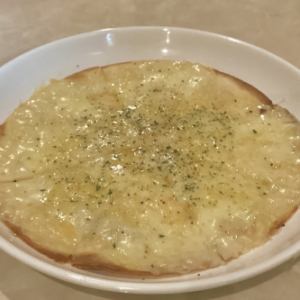 スイスチーズのピザ