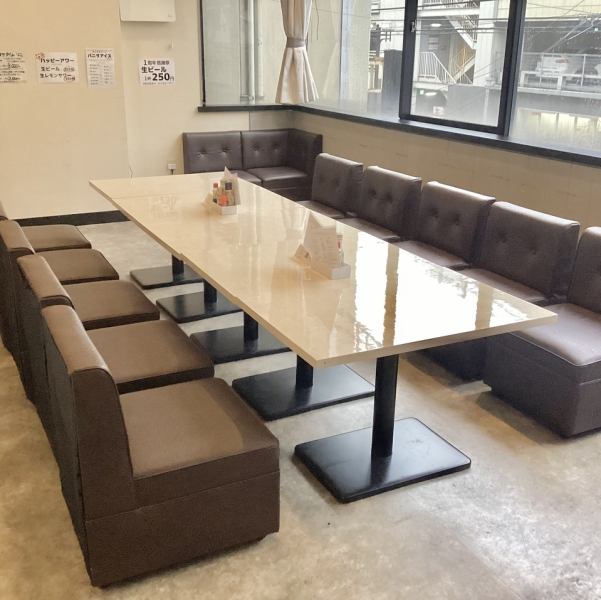 こんな店内ですが居酒屋です^_^会社宴会や大人数の集まりにもピッタリ！飲み放題付きのご宴会コースもご用意しております。カラオケ設備も常備しておりますので、店舗貸切でお食事もお酒もカラオケも楽しみたい！というお客様は当店へ♪様々なシーンでご利用頂けます。