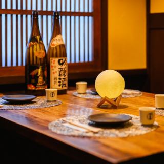 【テーブル席：2～4名様】ご家族やご友人とのお食事におすすめ。和モダンでおしゃれな雰囲気漂うボックスタイプのテーブル席となります。ご家族やご友人とのお食事はもちろん、会社帰りの飲み会にもぴったり。ゆったりくつろげる人気のお席です。