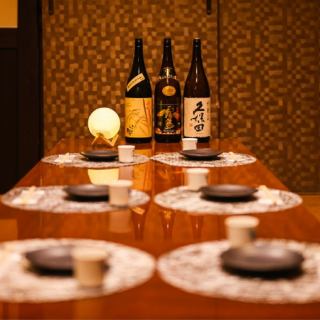 【掘りごたつ個室:最大10名様】襖に囲まれた和モダン空間で、接待や宴会に最適！最大10名様までご利用可能です◎襖に囲まれた掘りごたつの個室で、接待や部署間の飲み会、企業様の宴会などに最適です。