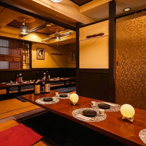 【掘りごたつ個室:最大14名様】団体利用にぜひ◎大人数での宴会も対応可能な広々個室。襖を外して最大14名様までご利用いただけます。さらに、最大12名様まで対応可能な掘りごたつ個室もございます。人数やご希望に応じたお席のご提案も可能ですので、どうぞお気軽にご相談ください。