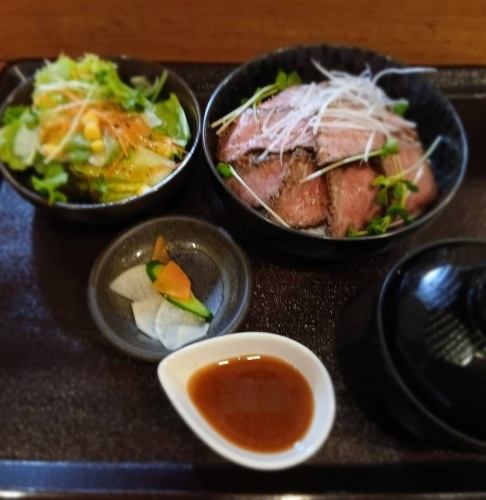 大人気ローストビーフ丼