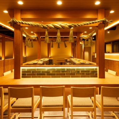 We can accommodate small or large groups to the perfect seating. We can cater to a wide range of needs, from private occasions such as drinking parties with friends, to dates, anniversaries, and banquets, to business occasions.The open seating creates a casual atmosphere where you can enjoy your party without any worries.