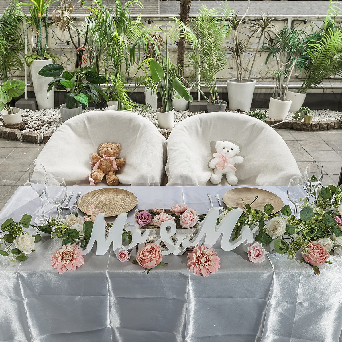 最低35名様～最大70名様までプール付き屋上の貸切が可能です◎