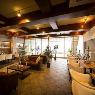【50名様まで/ソファー席】洗練されたリゾート感◎のんびりできる会社宴会・飲み会を。洗練された南国リゾートを思わせる、上質なメインフロア。壁側にもベンチシートタイプのソファーを完備しており、長時間の宴会も快適です。少人数の飲み会から最大50名様の会社宴会まで非日常空間で優雅な時間をお過ごしいただけます。