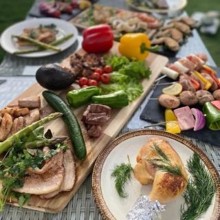 【2～40名様/屋上テラス】心斎橋でリゾート気分★プールサイドでBBQ＆ビアガーデン。きらめくプールサイドでのBBQは、まるで海外リゾートのビアガーデンのよう！晴れ渡る青空の下で、また夜空を見上げながら乾杯すれば盛り上がること間違いなし♪オンリーワンのパーティーを開催しませんか？貸切なら最大40名様OKです！