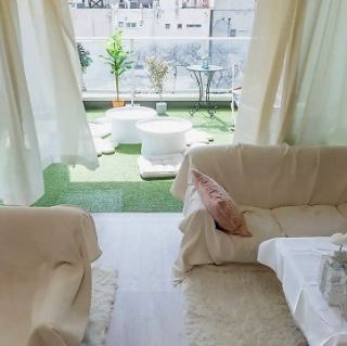 【12名様まで/完全個室】心斎橋の喧騒を忘れさせてくれる白を基調とした大人ガーリーな雰囲気の完全個室。窓の向こうにはテラスも備え開放感とプライベート感を両立させたパーティー開催が可能。最大12名様まで、パーテーションで仕切れば半個室としてもご案内OK。人数やシーンに合わせて柔軟にご利用いただけます。
