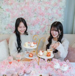 【2～4名様/半個室】壁一面のお花がおしゃれ可愛い◎記念日デートに最適な特等席。壁一面に広がるフラワーアートが目を引く、写真映え間違いなしの半個室です。お花に囲まれた華やかな空間は、おしゃれに楽しみたい女子会やデート、大切な記念日のお祝いに最適。心に残る特別なひとときをお過ごしください。