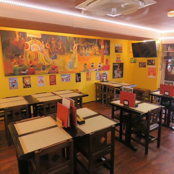 店内には大人数で利用できるテーブル席をレイアウトし、宴会や仲間との集まりに最適な空間を演出しています☆広さと動線に配慮し、ゆったりした座席間隔で快適に過ごせます。照明は温かい色合いに調整され、料理の彩りが映える雰囲気で一体感を生み出します♪