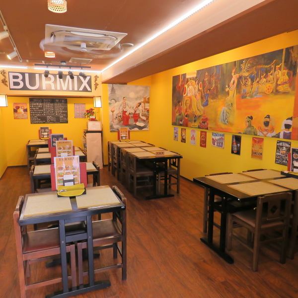 2名や4名様で楽しめる少人数向けのテーブル席をしつらえています。プライベート感を大切にした配置で、ご友人やご家族での利用にもピッタリです。アットホームで落ち着いた雰囲気を実現し、会話も弾む工夫が施されています。気負わず過ごせる居心地の良さを堪能できます◎