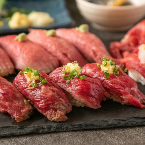 【역 근처에서 고기 요리를 만끽!】 고기 초밥과 철판 구이 등의 창작 고기 요리를 즐겨주세요!
