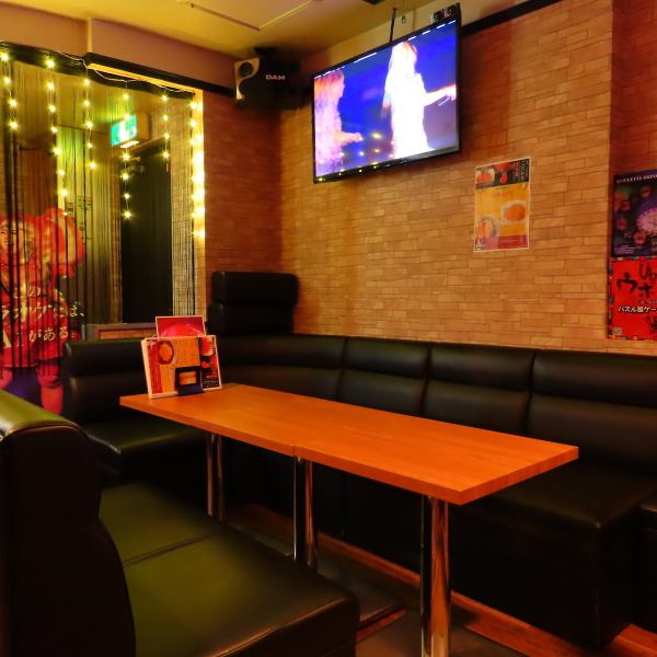 Table seats are available for 4 to 8 people.If you connect the tables, you can use it for 9 to 13 people, so it's perfect for a drinking party with a group ♪