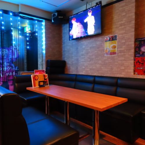 Table seats are available for 4 to 8 people.If you connect the tables, you can use it for 9 to 13 people, so it's perfect for a drinking party with a group ♪