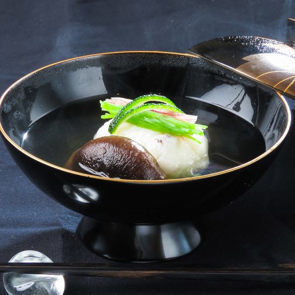 We offer delicate dishes prepared by the head of the board who has trained for 13 years in Gaienmae and Ginza.