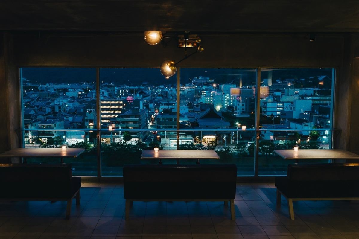 Couple seat with a panoramic view of the night view ♪ Pair anniversary plan 8000 yen for 2 people