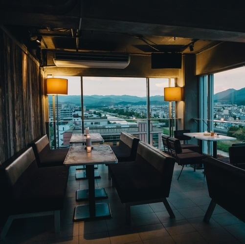 【カップルシート】窓際席。鴨川・東山の風景を一望できます！雰囲気も料理も抜群です！