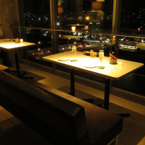 A stylish dinner while watching the night view on a comfortable sofa.
