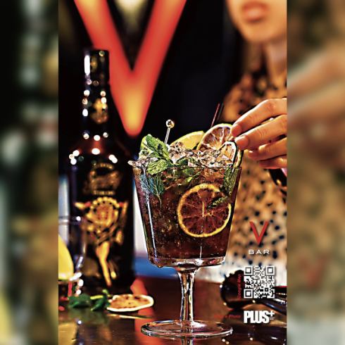 赤と黒を基調とした「アメリカンラウンジ」本格ショートカクテルも含む飲み放題有り