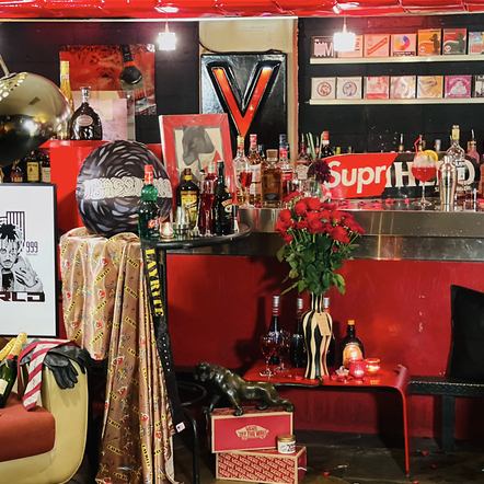 拘りのインテリアとおもてなしで、特別な時間を演出します。【V BAR】では、シャンパンやスパークリングワインを豊富にご用意しております。まるで夢のような空間で、心ときめくひとときを過ごしませんか?ぜひ、大切な人と訪れてみてください!