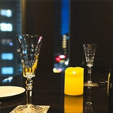 カジュアルながら上品な空間。デートや記念日にもご利用ください