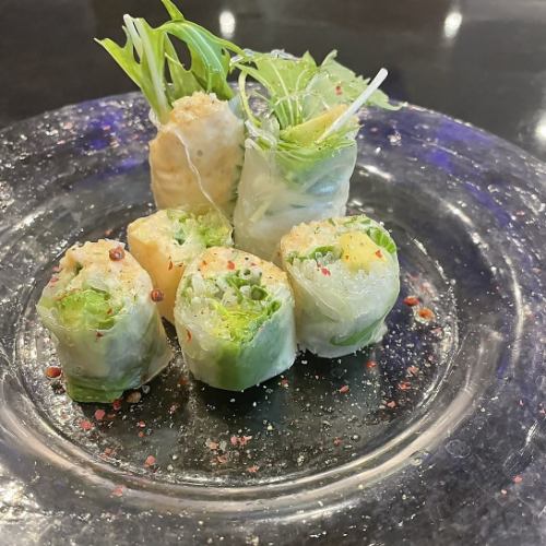 鮭魚蛋黃醬酪梨春捲