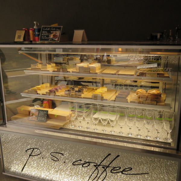陳列櫃裡排列著的蛋糕在店門口有一種解放的感覺♪我們推荐一套搭配咖啡或奶油蘇打等飲料的套餐。