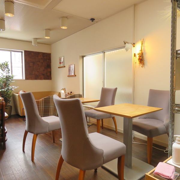 The 2nd floor has a bright atmosphere with a spacious space.There is also a sofa seat, so please use it for shopping breaks and cafe work ♪