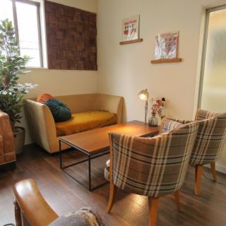 We have sofa seats on the 2nd floor where you can relax.It can accommodate a variety of people, including seats for 2 and 5 people.