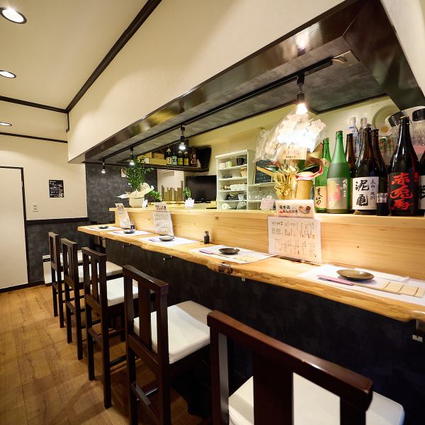 どこか懐かしさを感じる和の雰囲気で、ふらっと立ち寄りやすい雰囲気。女性オーナーが優しく迎え入れてくれるカウンター席は、お一人様やご友人とのサシ飲みに最適◎オーナーが1人で切り盛りするからこそ生まれる温かい雰囲気と、心のこもった料理とお酒をゆっくり堪能いただけます。