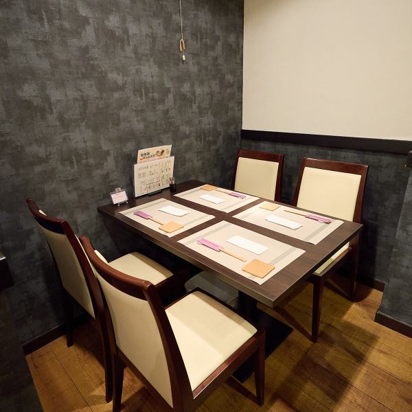 温かく居心地の良い店内には、グループでのご利用やご家族でのお食事に最適なテーブル席もございます。和の雰囲気が漂う落ち着いた空間で、オーナーが心を込めて作る料理をお楽しみください。きめ細やかな気配りが感じられる空間は、ファミリー層も気軽にご利用いただけます◎