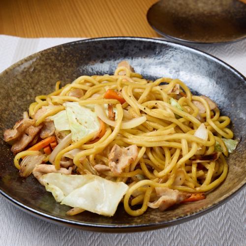 【〆にもおすすめ】お酒が進む塩加減！みんなでシェアしたい定番の塩やきそば◎