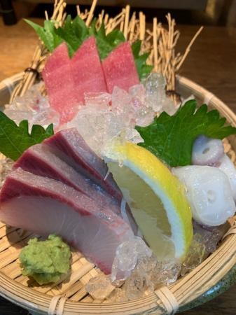 Assortment of three types of sashimi