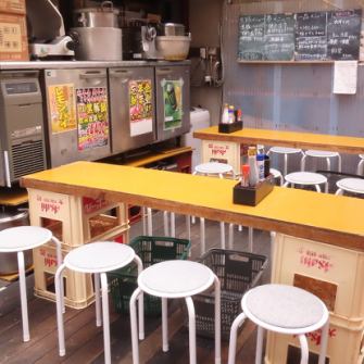 【元気なスタッフが迎えるお店】活気あふれる元気なスタッフがお客様をを温かくお迎えします。笑顔でおもてなしし、細やかなサービスで楽しいお酒の場を更に楽しく！一見さんも常連さんもみんな笑顔が輝く明るい雰囲気が「やきとん元気」の魅力です。賑やかに楽しい会話が弾む、そんなひとときをお過ごしください♪
