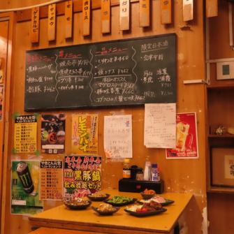 【老若男女、どんな人でも楽しくワイワイ♪】店の外からは店内の賑やかな様子が窺え、初めての方でも入りやすいアットホームな雰囲気が特徴。テラス席はビニールカーテンが付いているため天候や季節を問わずご利用いただけます♪元気すぎるほど元気なスタッフと笑顔あふれるお客様で連日笑い声が響く、そんなお店です。