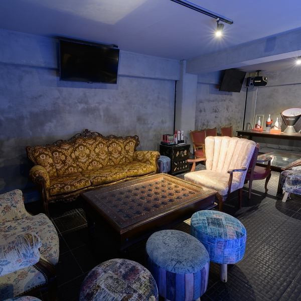 The glass-enclosed VIP seats on the mezzanine floor are decorated with stylish antique furniture★Karaoke is also available in the VIP room!Enjoy a wide variety of drinks and music played by DJs who are popular all over Japan!