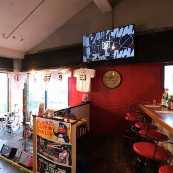 まるでライブハウスのような本格的な音楽設備を完備！DJ機材はもちろん、ドラムやギター、ベースアンプも取り揃えています。バンドのライブイベントやDJパーティーなど、音楽好きが集まるイベント貸切にぴったりです。迫力あるサウンドで、最高の夜を演出しませんか？