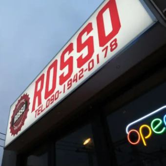 開放的なテラス席では、準備いらずの手ぶらBBQをお楽しみいただけます。心地よい風を感じながら、気の合う仲間とワイワイ盛り上がりませんか？昼間は明るい日差しのもと、夜は幻想的なライトアップの中で、いつもと違う特別な時間をお過ごしいただけます。