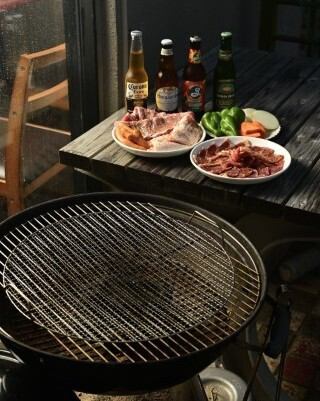 天気の良い日は開放的なテラス席で、手ぶらBBQはいかがですか？面倒な準備は一切不要。気の合う仲間とワイワイ楽しめます。その他、和洋中のフードメニューも豊富にご用意。1件目利用はもちろん、遅めのランチや昼飲みにもぴったりです。お一人様でもグループでも、お気軽にご利用下さいませ。