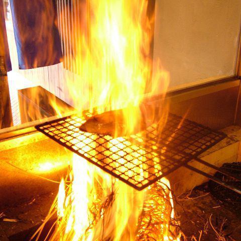 Warayaki, which is grilled at 800 degrees at once, is a specialty dish♪