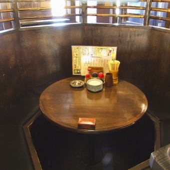 The sofa seats that surround the round table are recommended for women's parties ♪
